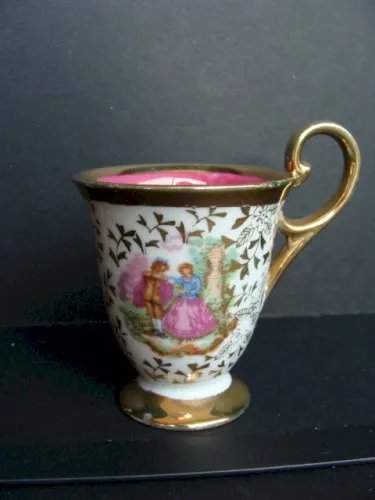 Tasse haute sur piédouche vintage
