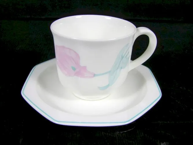 Tasse & Sous-tasse Octogonale Porcelaine Villeroy & Boch Modèle "Calla" Signé