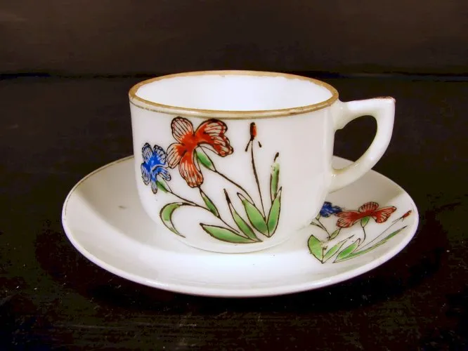Tasse & sous-tasse porcelaine fine anglaise ? décor fleurs, signées