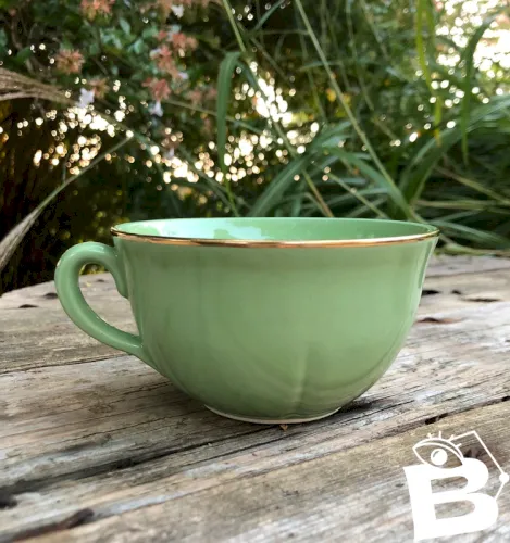 Tasse verte ancienne