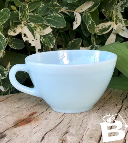 Tasse vintage Duralex en opaline bleu ciel