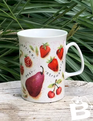 Tasse vintage en porcelaine Rose of England motifs fraises et framboises