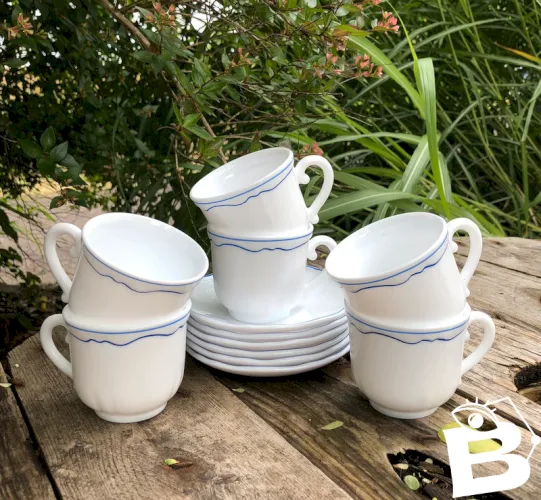 Tasses à café et soucoupes vintage Arcopal blanches et bleues