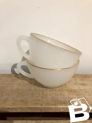 Tasses Arcopal blanches et dorées