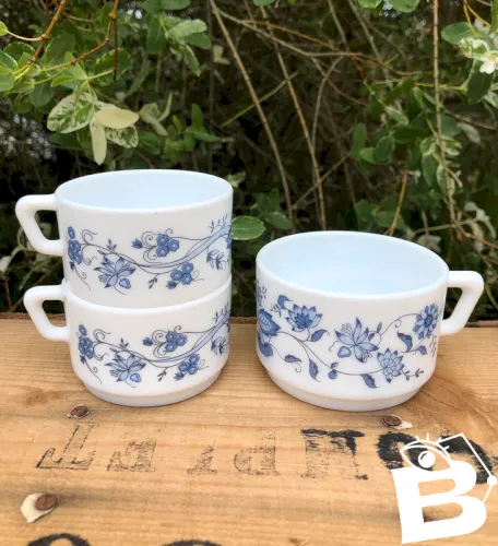 Tasses Arcopal vintage fleurs bleues