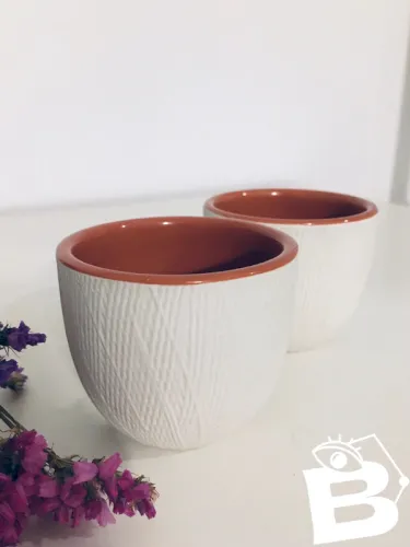 Tasses blanches et terracotta