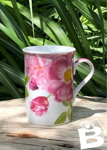 Tasses en porcelaine motifs fleurs roses