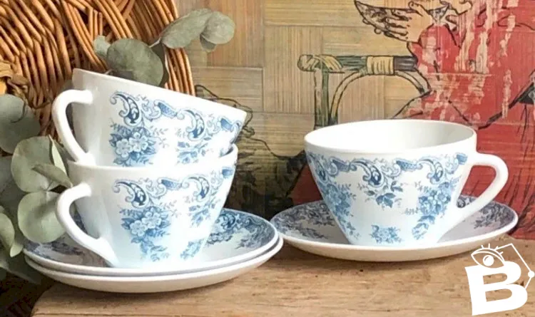 Tasses et soucoupes vintage Rivanel blanches et bleues