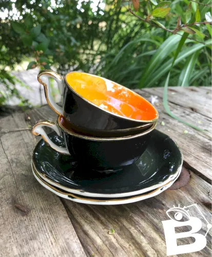Tasses et soucoupes vintage St Amand noires et orangés