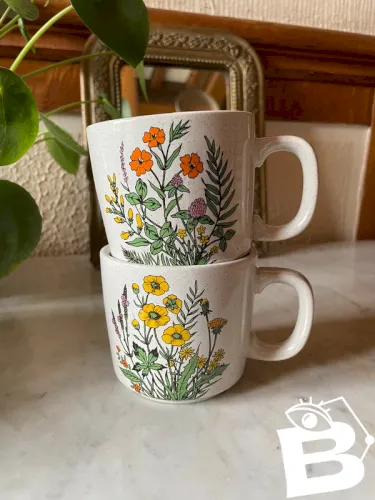 Tasses fleuries en grès moucheté vintage