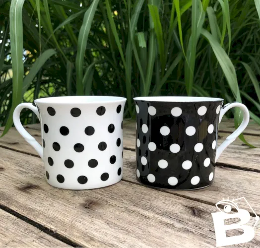 Tasses noires et blanches à pois