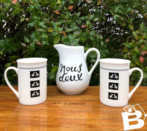 Tasses noires et blanches motifs chats Home Collection et un crémier Pillivuyt