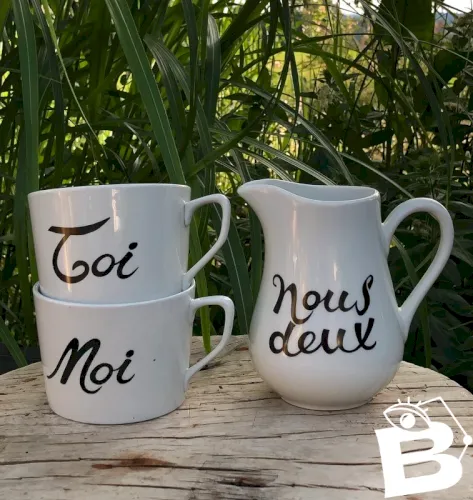 Tasses Toi et Moi et crémier Nous Deux en porcelaine blanche