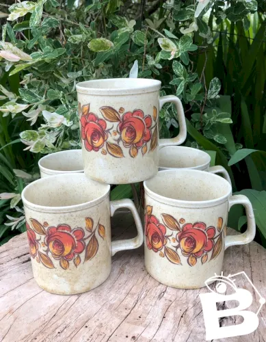 Tasses vintage en grès motifs fleurs oranges