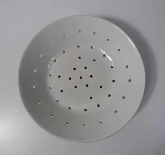 Terre de Fer ancienne assiette percée