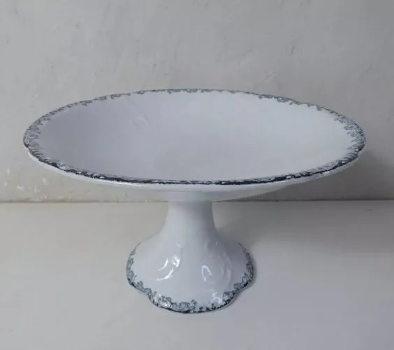 Terre de fer ancienne assiette sur pied compotier signé Emile BOURGEOIS