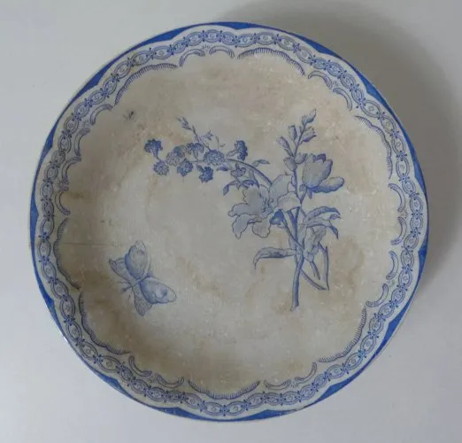 Terre de Fer Gien ancienne assiette sur pied papillon