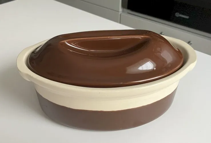 Terrine Emile Henry marron et creme avec son couvercle - bon etat