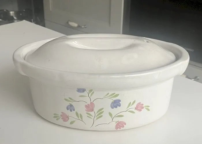 Terrine Emile Henry n° 6 avec son couvercle decor floral