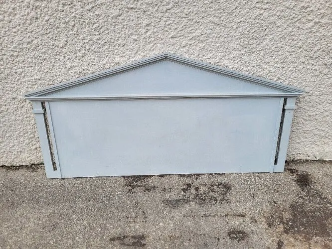 TETE DE LIT EN BOIS PEINT EN GRIS DE FABRICATON RECENTE ARTISANALE