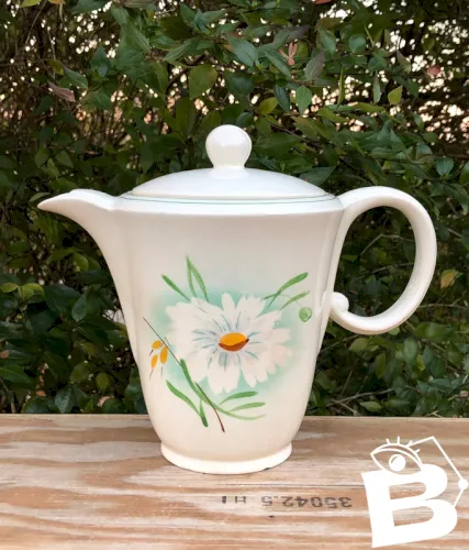 Théière ancienne motif marguerite