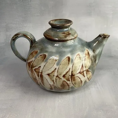 Théière céramique signé YC Millau Yannick Chureau décor de feuillage à restaurer