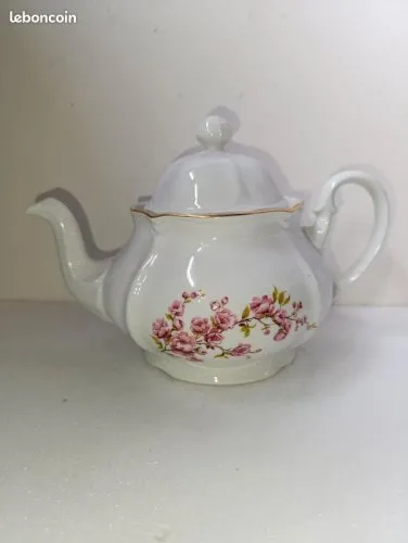 Theiere en porcelaine marque ARPO dorigine roumanie en bon etat (made in chiner)