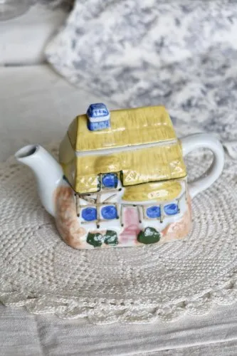 Théière forme de maison vintage détails barbotine