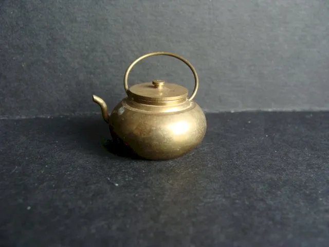 Théière miniature en laiton
