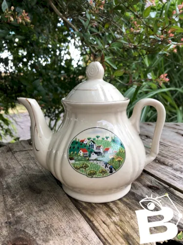 Théière vintage beige motif paysage