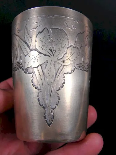 Timbale Art Nouveau Métal Blanc Ciselé Signé Edmond Foret Cartier Décor Iris