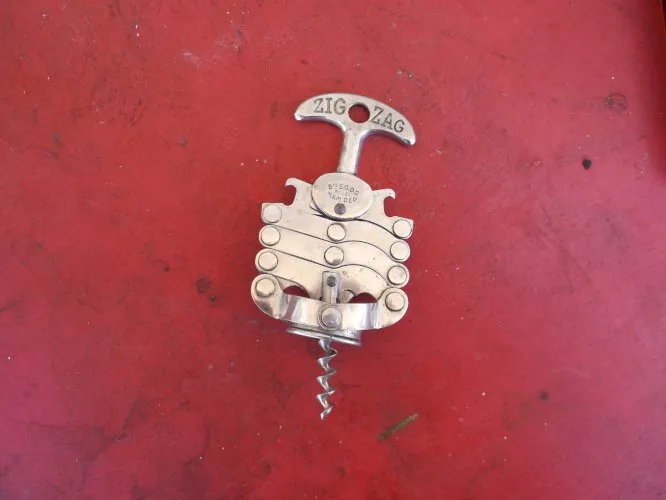 Tire-bouchon ancien ZIGZAG
