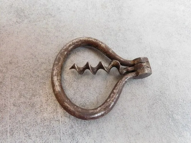 TIRE BOUCHON EN FER PLIANT