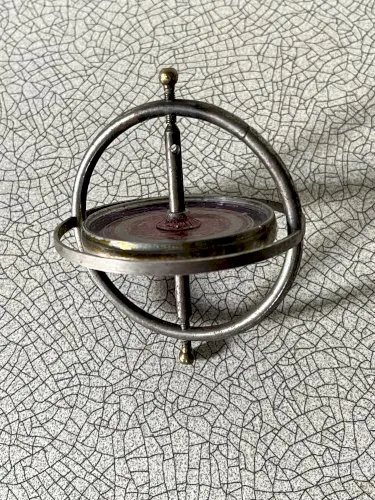 Toupie Gyroscope ancien en métal, jouet scientifique ancien.