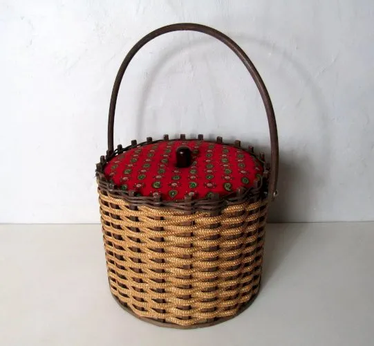 travailleuse en rotin rouge vintage design scandinave.