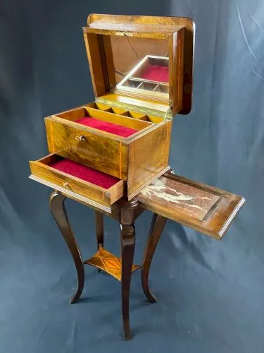 Travailleuse meuble à bijoux en noyer à décor marqueté début XIXe Restauration