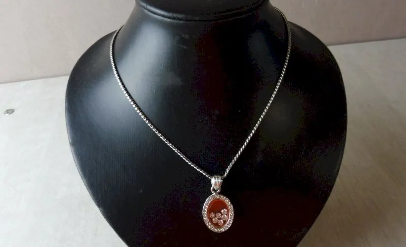 Très beau collier avec pendentif strass, fantaisie
