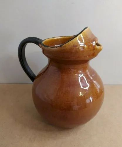 Très Beau Pichet Original Signe Dieulefit Les Grottes En Bon État( made in chiner )