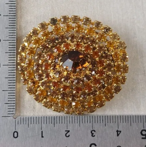 Très belle ancienne broche, décor strass, en métal doré, vintage
