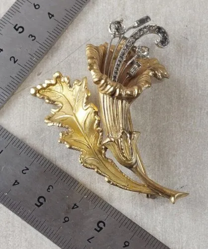 Très belle ancienne broche, en métal doré, forme lys, vintage