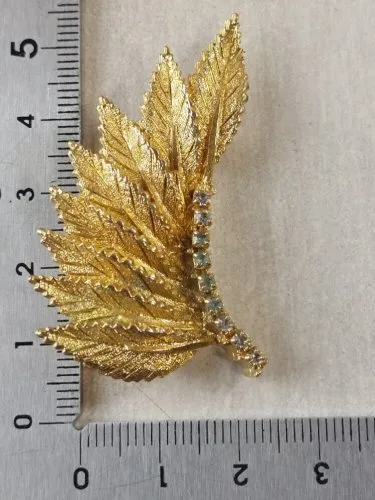 Très belle ancienne broche, plume avec strass, en métal doré, vintage