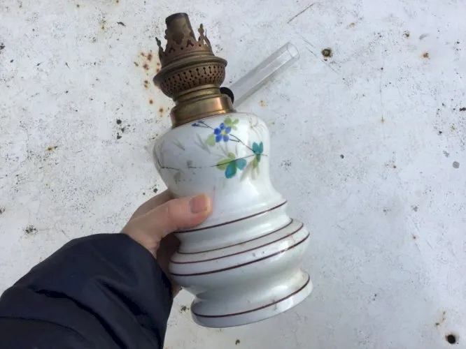 TRES Belle Ancienne Lampe à pétrole porcelaine complète avec verre cristal