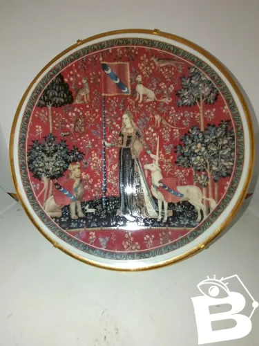 Tres belle assiette en porcelaine de limoges signée Barre Andre en bon etat