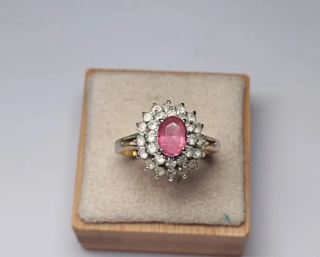 Très belle bague, en métal doré et pierre rose, vintage