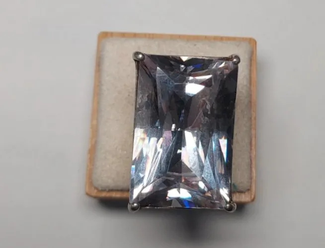 Très belle bague, grosse pierre transparente, en argent, minerve