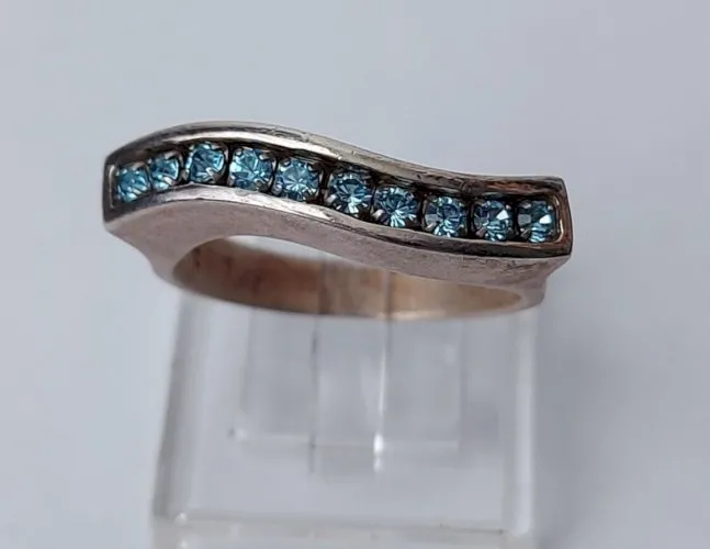 Très belle bague, pierres bleues, en argent massif