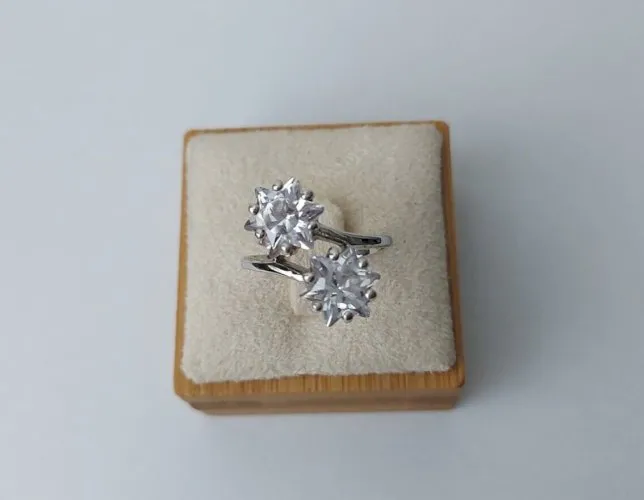 Très belle bague, strass forme étoile, en argent massif, vintage