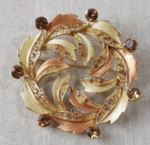 Très belle broche, décor strass, en métal doré, vintage