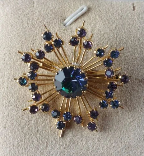 Très belle broche, décor strass mauve bleu vert, en métal doré, vintage