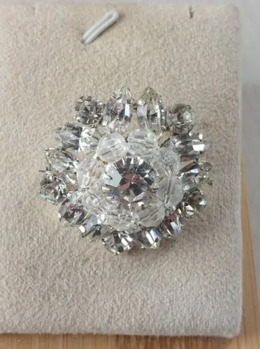 Très belle broche, strass diamants, en métal argenté, vintage